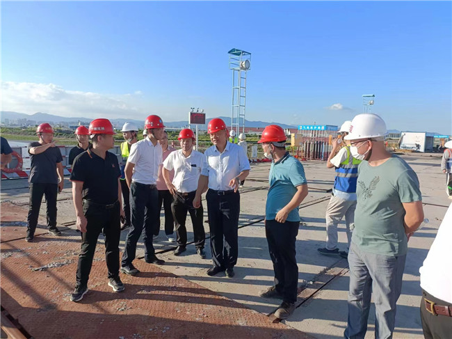 市交通运输局谢燕武局长调研指导联十一线a5标段三江口特大桥施工工作