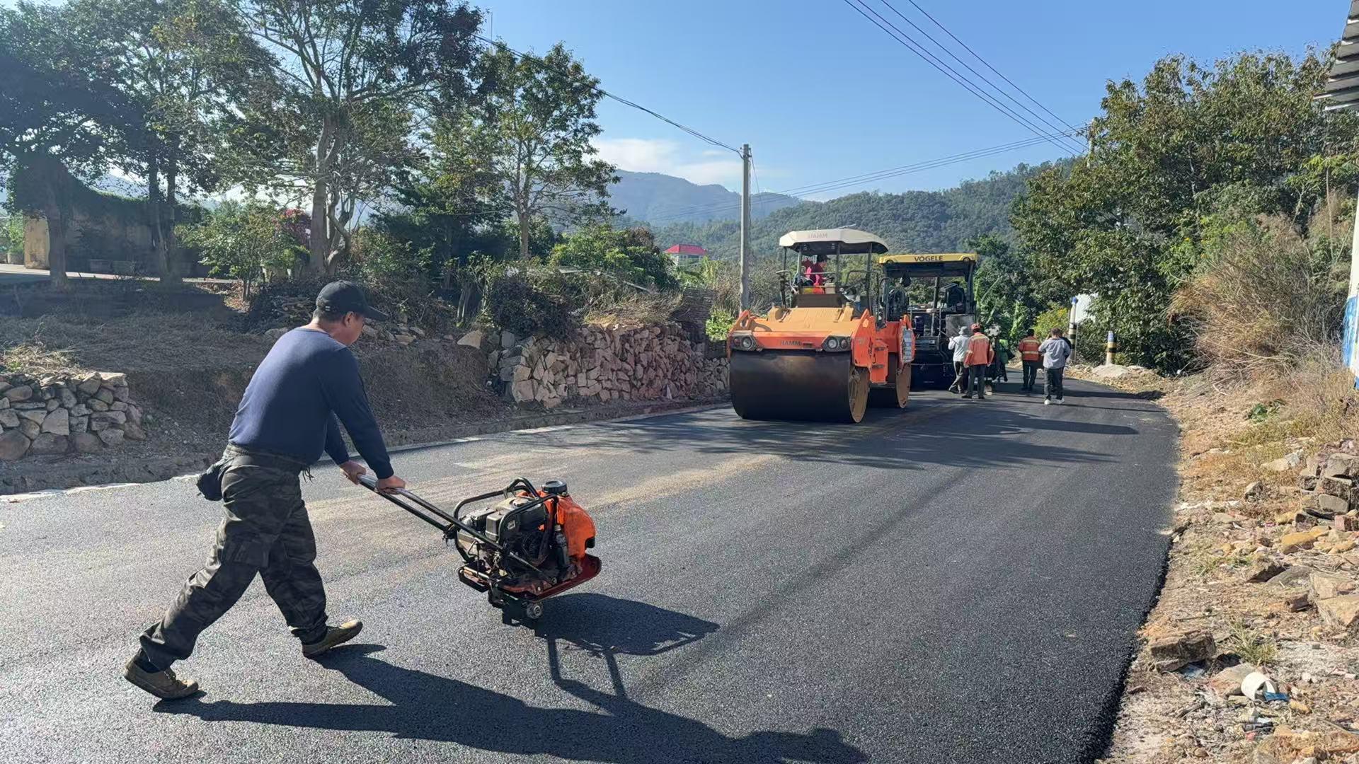 X204新常线“白改黑”养护提升工程加速推进